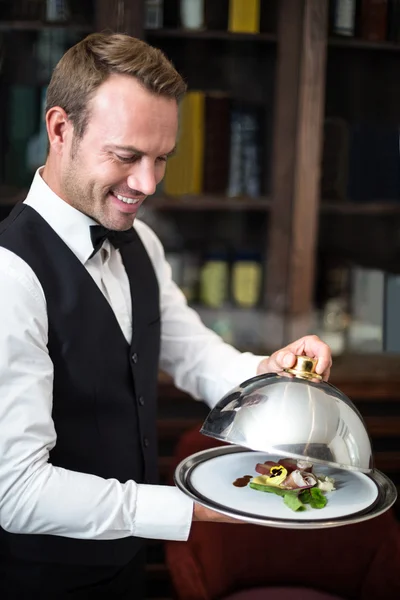 Knappe kelner serveren maaltijd — Stockfoto