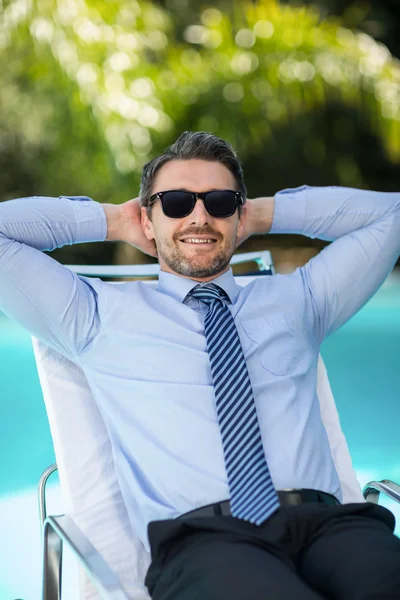 Homem inteligente relaxante na espreguiçadeira — Fotografia de Stock