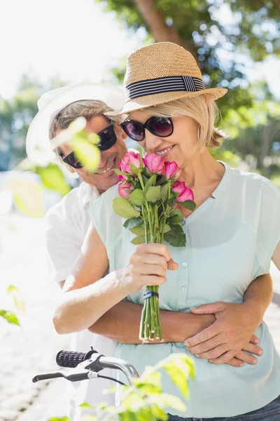 Kvinna anläggning rosor — Stockfoto