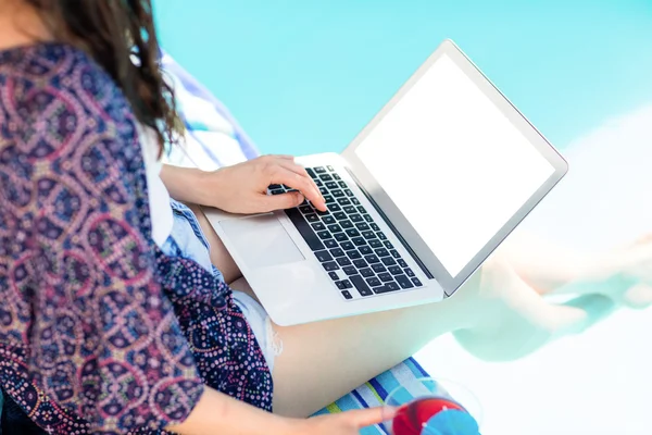 Mujer usando su portátil — Foto de Stock