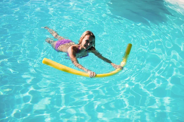 Kvinna som simmar i poolen — Stockfoto