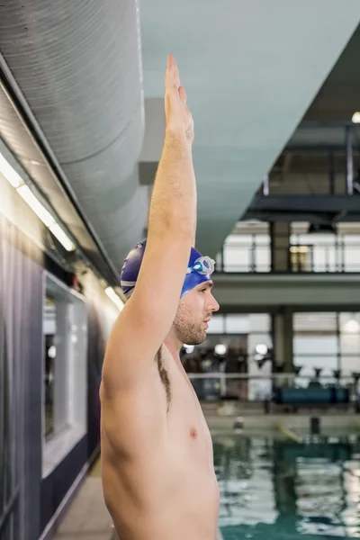 Nadador prestes a mergulhar na piscina — Fotografia de Stock
