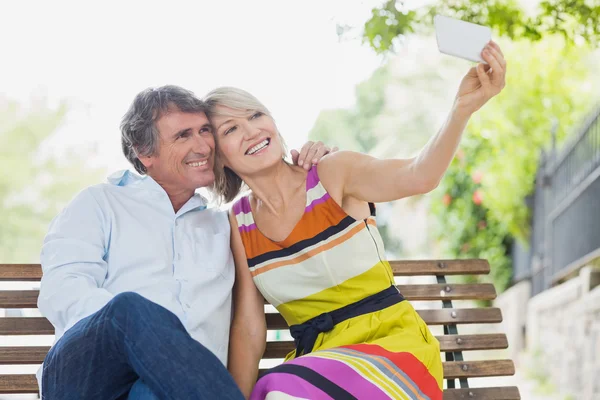 Par som tar selfie i parken — Stockfoto
