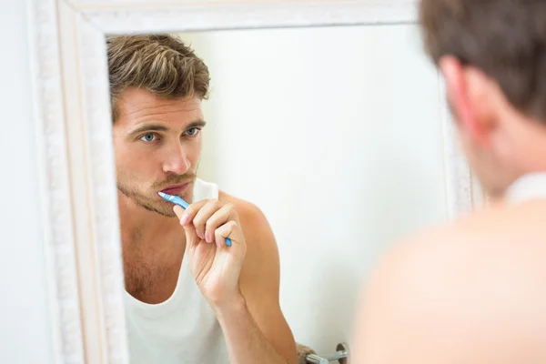 Uomo lavarsi i denti — Foto Stock