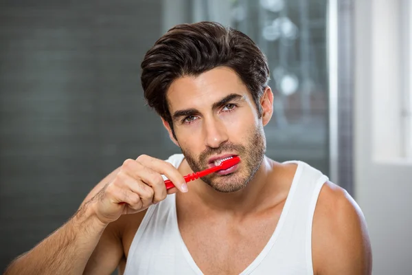 Joven hombre cepillarse los dientes — Foto de Stock