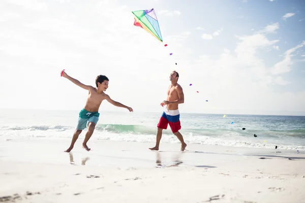 Far och son leker med kite — Stockfoto