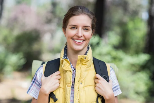 Mooie vrouw tijdens het wandelen — Stockfoto