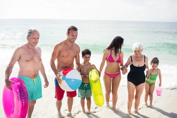 Familie genieten op het strand — Stockfoto