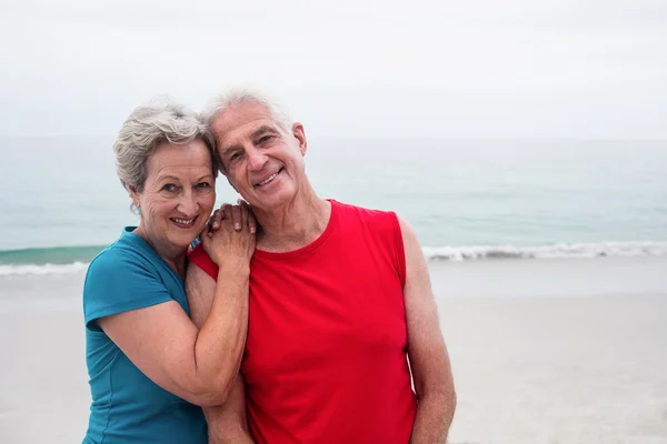 Pareja mayor abrazándose en la playa —  Fotos de Stock