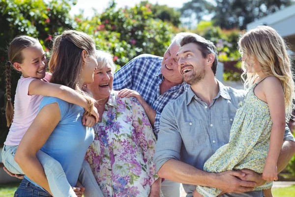 Familia riendo en el patio trasero —  Fotos de Stock