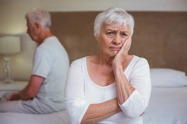 Bezorgd vrouw met man zitten — Stockfoto