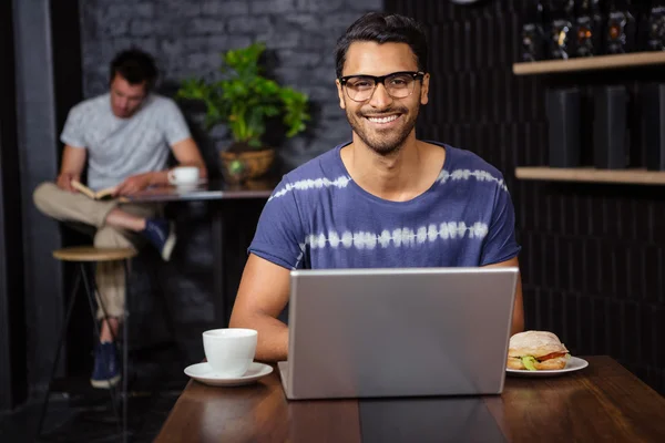 Mann benutzt Laptop — Stockfoto