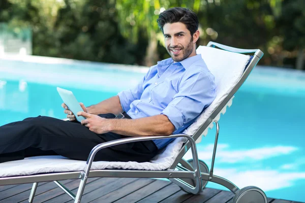 Hombre inteligente usando la tableta cerca de la piscina — Foto de Stock