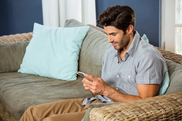 Mensajería de texto hombre en el teléfono — Foto de Stock