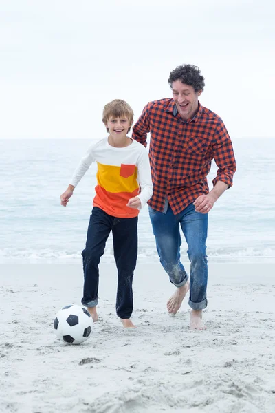 Alegre pai e filho brincando — Fotografia de Stock