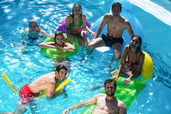 Groupe d'amis s'amuser dans la piscine — Photo