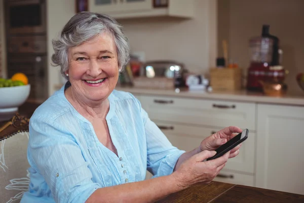 Äldre kvinna med telefonen — Stockfoto