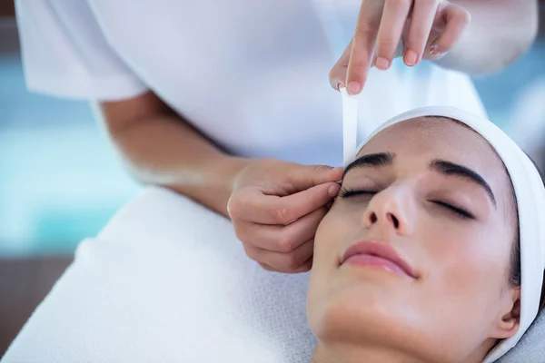 Woman getting her eyebrows shaped — Stock Photo, Image