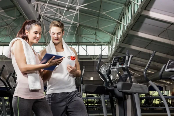 Man talking to trainer after workout — Stock Photo, Image