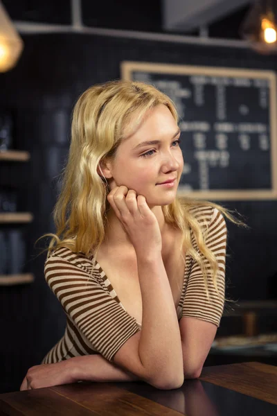 Femme réfléchie touchant sa joue — Photo