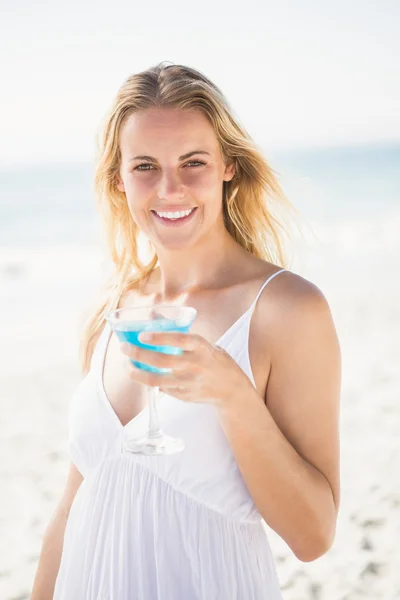 Blonde vrouw drinken cocktail — Stockfoto