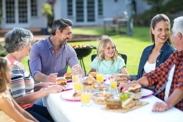 Multi generatie familie aan tafel zit — Stockfoto