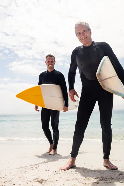 Vader en zoon met surfplanken — Stockfoto