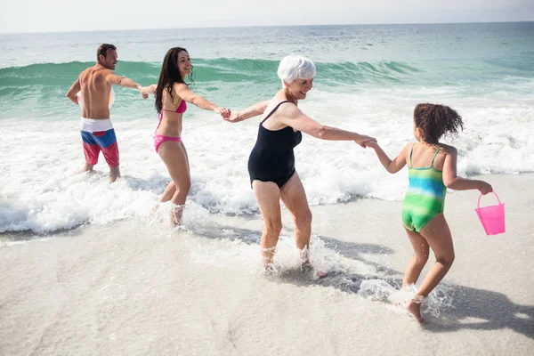 Familjen njuter på stranden — Stockfoto