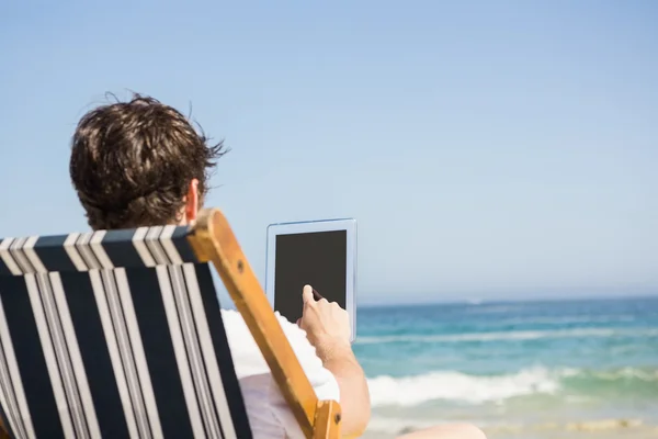 Hombre relajante y el uso de tabletas — Foto de Stock