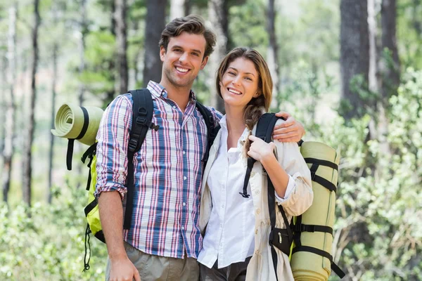 Casal sorridente durante caminhadas — Fotografia de Stock