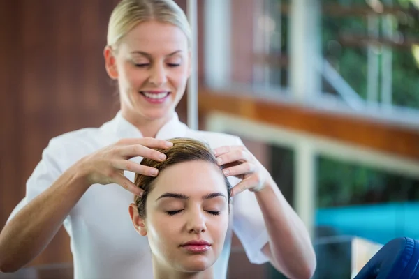 Женский массаж головы — стоковое фото