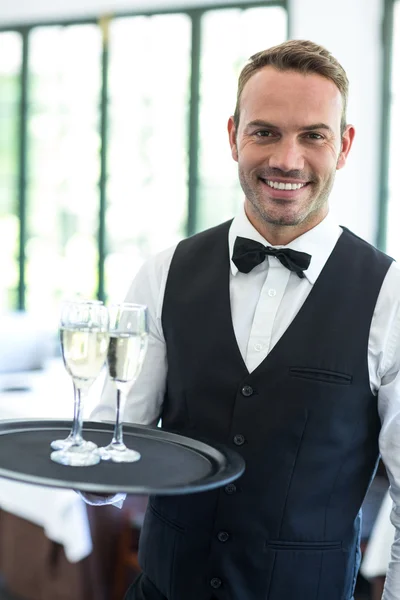 Kellner hält Tablett mit Champagner — Stockfoto