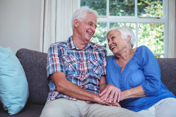 Feliz pareja de ancianos tomados de la mano —  Fotos de Stock