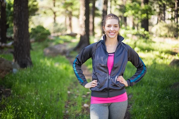 Kadın jogger ormanda ayakta — Stok fotoğraf