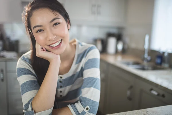 Woman sitting in kitchen — Stock Photo, Image