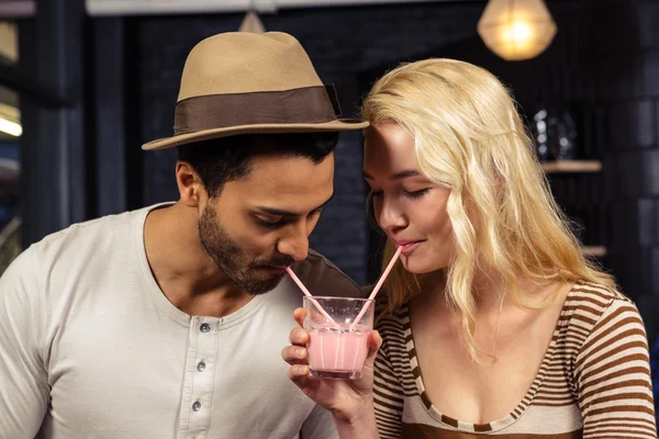 Пара делится молочным коктейлем — стоковое фото