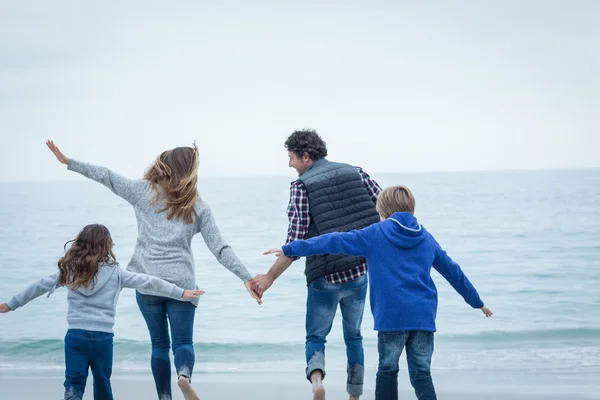Děti s rodiči na pobřeží se těší — Stock fotografie