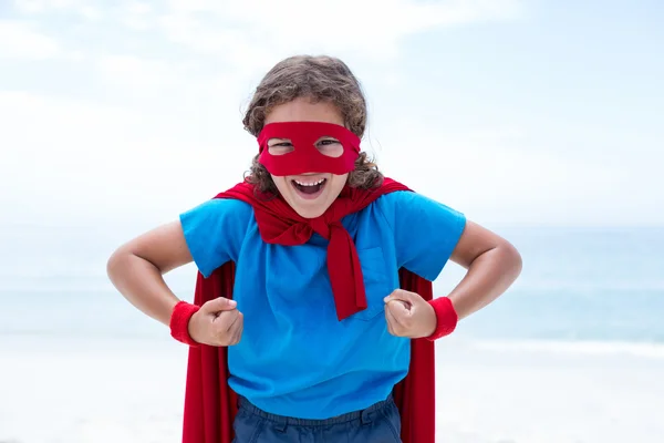 Ragazzo in costume da supereroe muscoli flettenti — Foto Stock