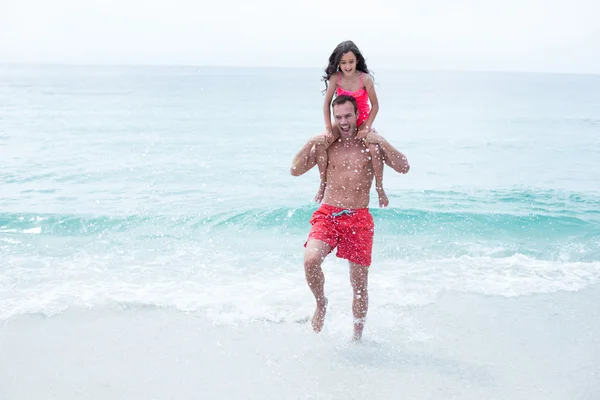 Padre disfrutando mientras lleva hija —  Fotos de Stock