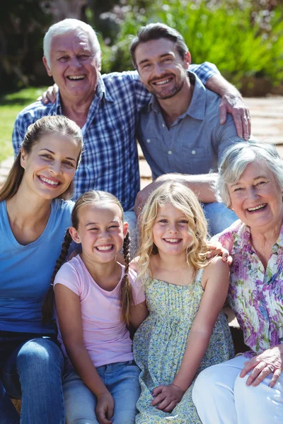 Felice famiglia seduta — Foto Stock