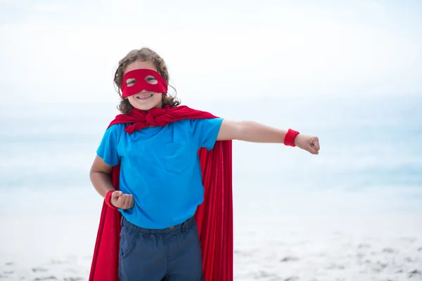Niño en traje de superhéroe con el puño cerrado — Foto de Stock