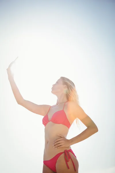 Mulher loira tirando uma selfie — Fotografia de Stock