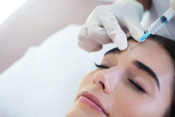 Woman receiving botox injection — Stock Photo, Image