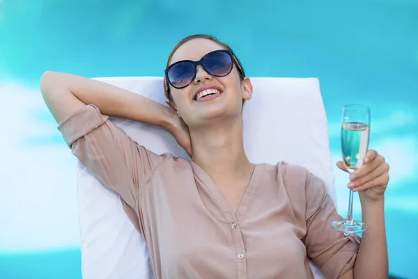 Business woman relaxing on sun lounger — Stock Photo, Image