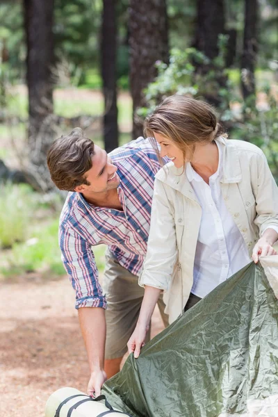 Pareja feliz mirando cara a cara — Foto de Stock