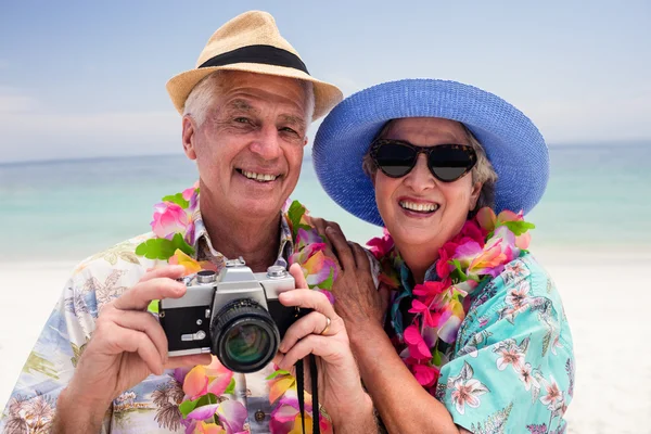 Senior paar klikken foto — Stockfoto