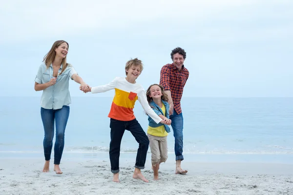 Familie hand in hand tijdens het hardlopen een — Stockfoto