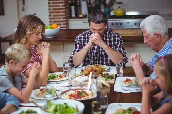 Çoklu nesil aile dua — Stok fotoğraf