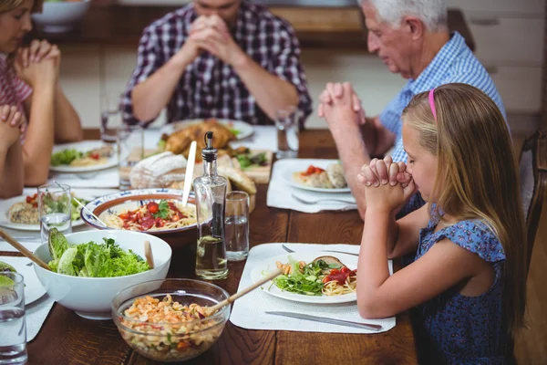 Çoklu nesil aile dua — Stok fotoğraf