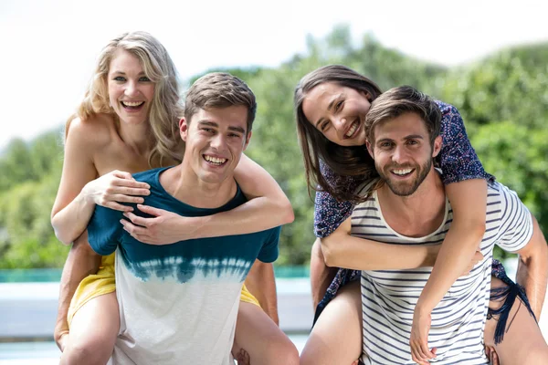 Uomini che restituiscono un maialino alle donne — Foto Stock